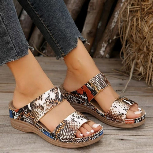 Dame mode sandaler med stilfuldt slangeprint og polstret fodseng design Stilla