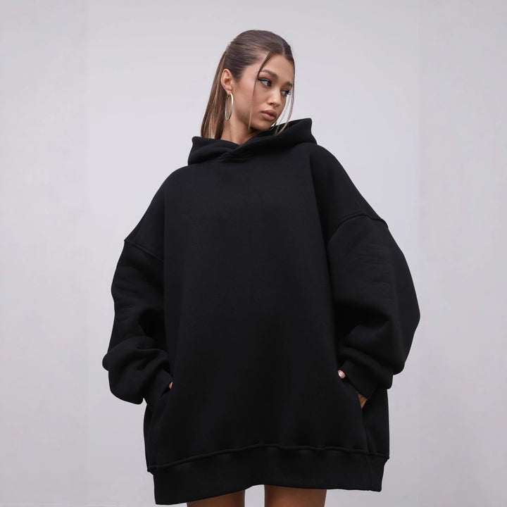 Kvinders oversized hoodie med dyb udskæring og praktiske lommer Skovae