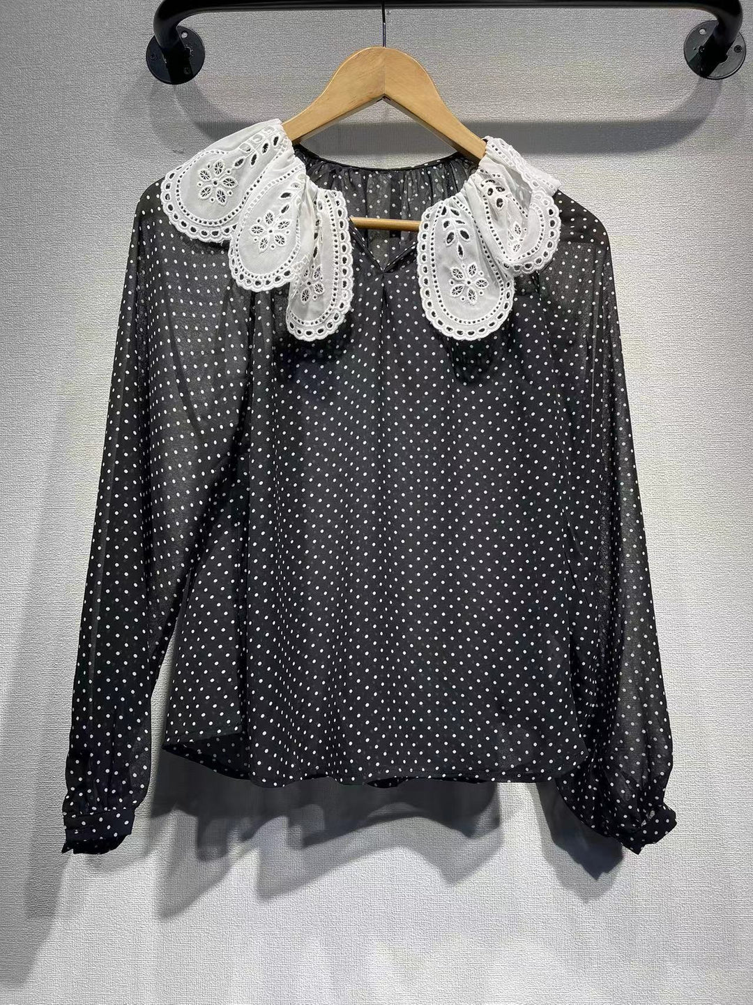 Damebluse med dekorativt spidskrave og polka-prikker Stilla
