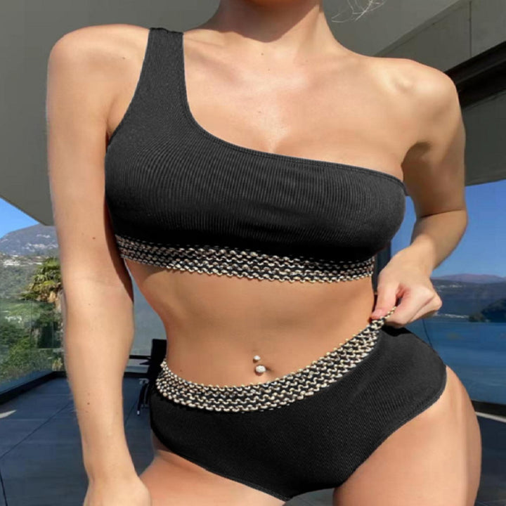Dame bikini-sæt med asymmetrisk top og dekorative kædeaccents Stilla
