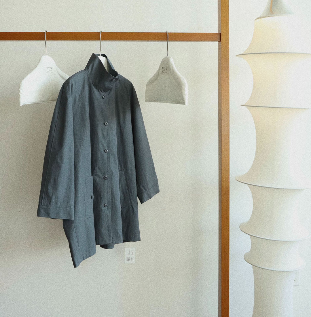 Dame oversized herrejakke i minimalistisk design med høj krave og trykknaplukninger Stilla
