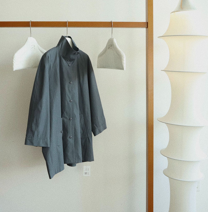 Dame oversized herrejakke i minimalistisk design med høj krave og trykknaplukninger Stilla