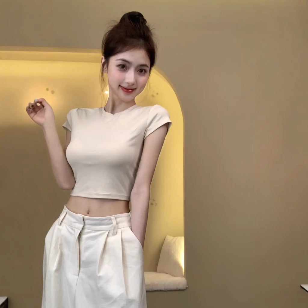 Kvinders crop top med en tætsiddende pasform og elastisk materiale