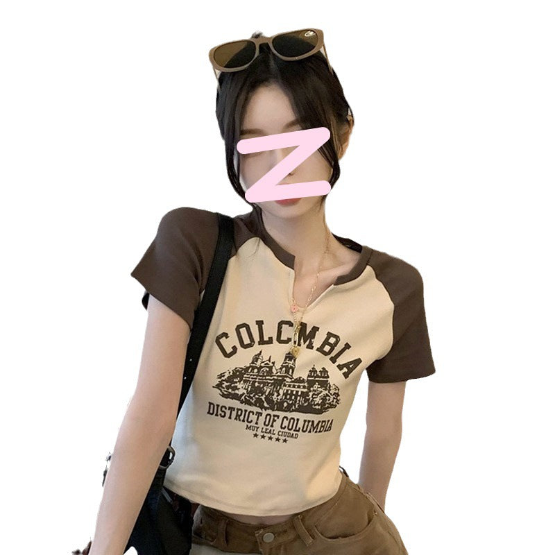 Kvindernes cropped t-shirt med iøjnefaldende retrotryk og behagelig pasform