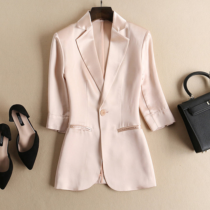 Dame stilfuld kort blazer med satineret overflade og elegante knapdetaljer Stilla