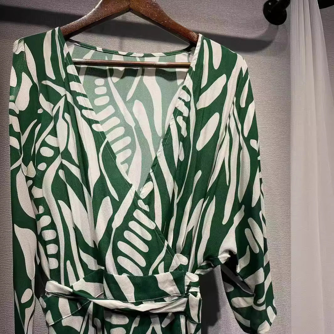 Dame surringkjole med livligt bladmønster og elegante detaljer Stilla
