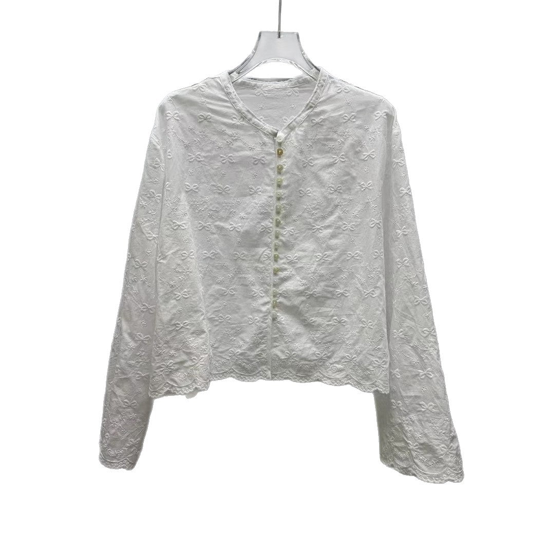 Damebroderet bluse med fine detaljer og elegante puffærmer Stilla