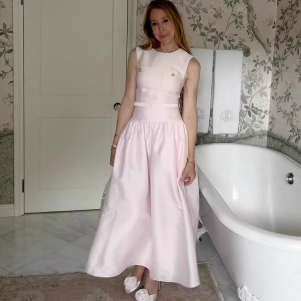 Dame Maxikjole med elegant taljebånd og asymmetrisk kant Stilla
