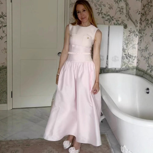 Dame Maxikjole med elegant taljebånd og asymmetrisk kant Stilla