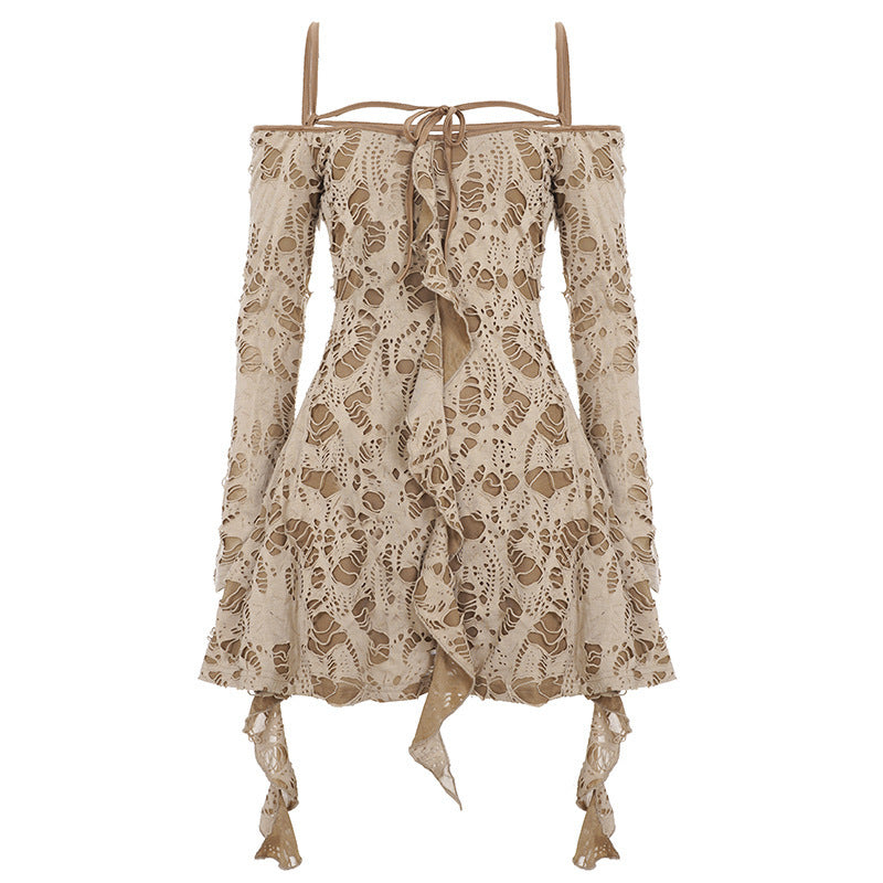 Dame spidskjole med flæsedetaljer og off-shoulder-design Skovae