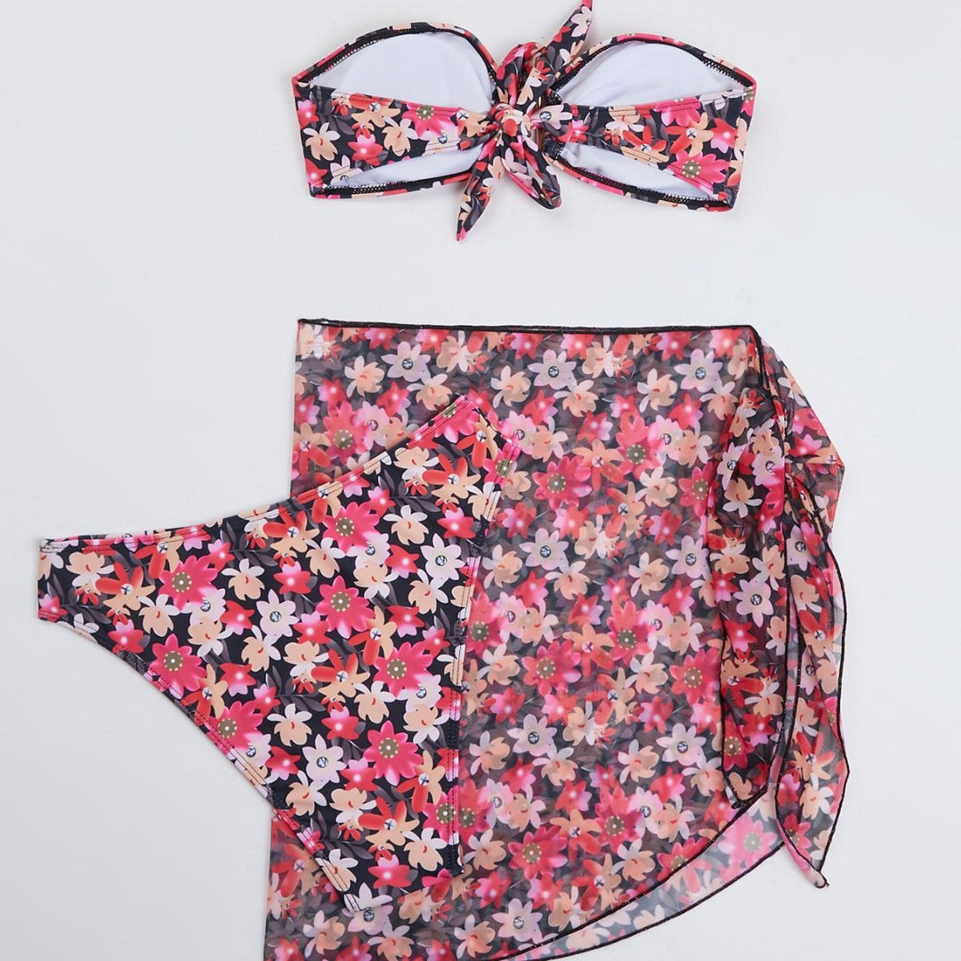 Dame bandeau-bikini med blomsterdesign og trendy sarong Stilla