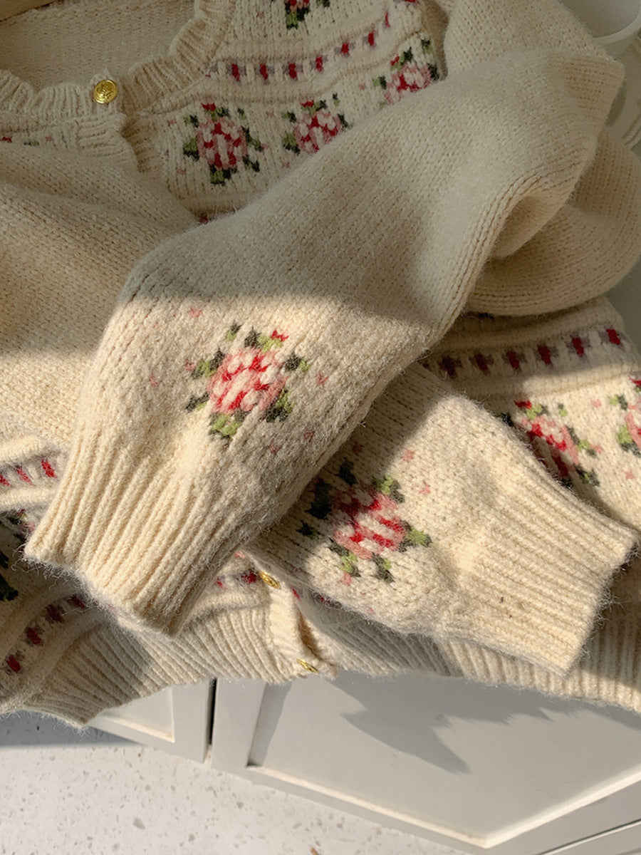 Dame strikket cardigan med blomsterdetaljer og knaplukning Stilla