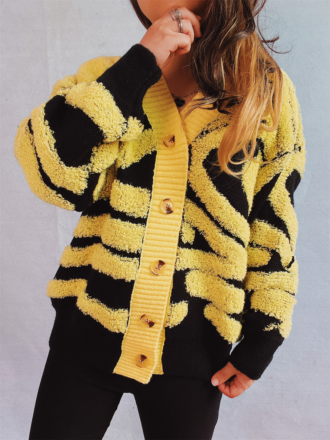 Kvinders fashionable cardigan med grafisk mønster og luksuriøse knapper Stilla