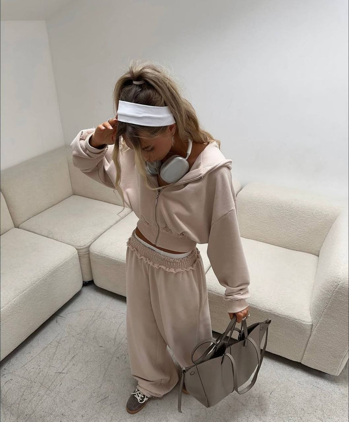 Kvinders cropped tracksuit med en afslappet pasform og vidde bukser Skovae
