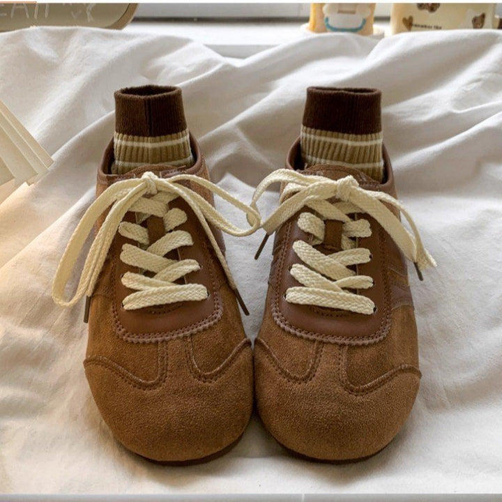 Dame Sporty Sneakers i Velourslæder med åndbare indsatser og særligt blød sål Stilla