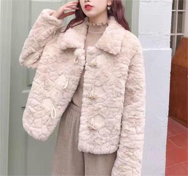 Dames elegant faux fur jakke med stilfuld krave og dekorative knapdetaljer Stilla