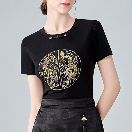 Dame T-shirt med eksklusiv, flerfarvet broderidesign og elegant knapdetalje Stilla