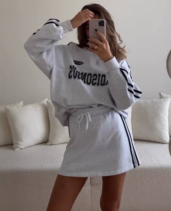 Dame sportkjole i sweatshirt-stil med snoretræk og lange ærmer