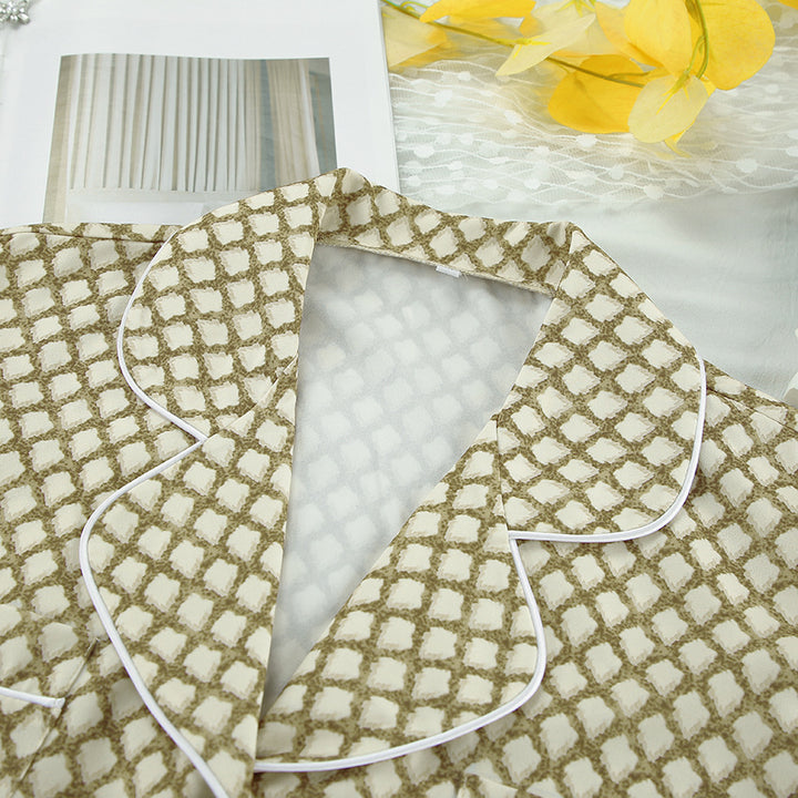 Dame elegant pyjamasæt med moderne geometrisk mønster og komfortable detaljer Stilla