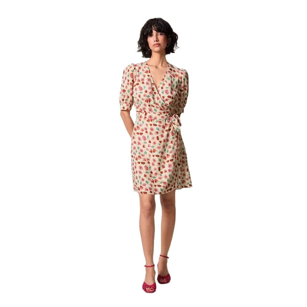 Dame omslagskjole med charmerende blomsterdesign og feminine puffærmer Stilla