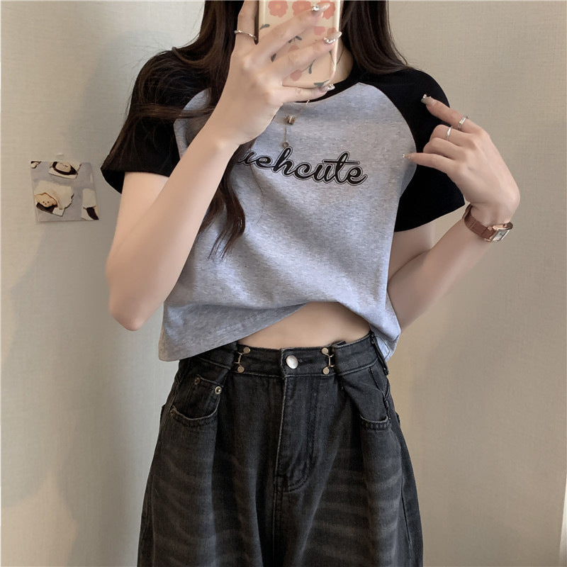 Femme Cropped Graphic T-Shirt med Legesyg Tekst Stilla