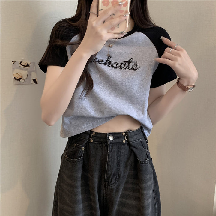 Femme Cropped Graphic T-Shirt med Legesyg Tekst Stilla
