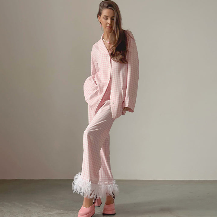 Dame pyjamasæt med ternet design og luksuriøs fjerudsmykning Stilla
