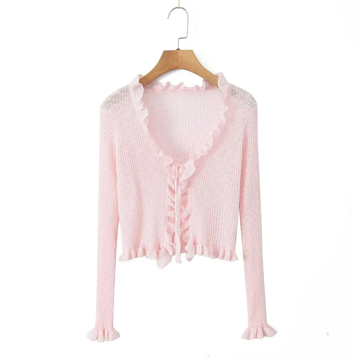 Dame ribstrikjakke med fine ruffles detaljer og afslappet snit Stilla