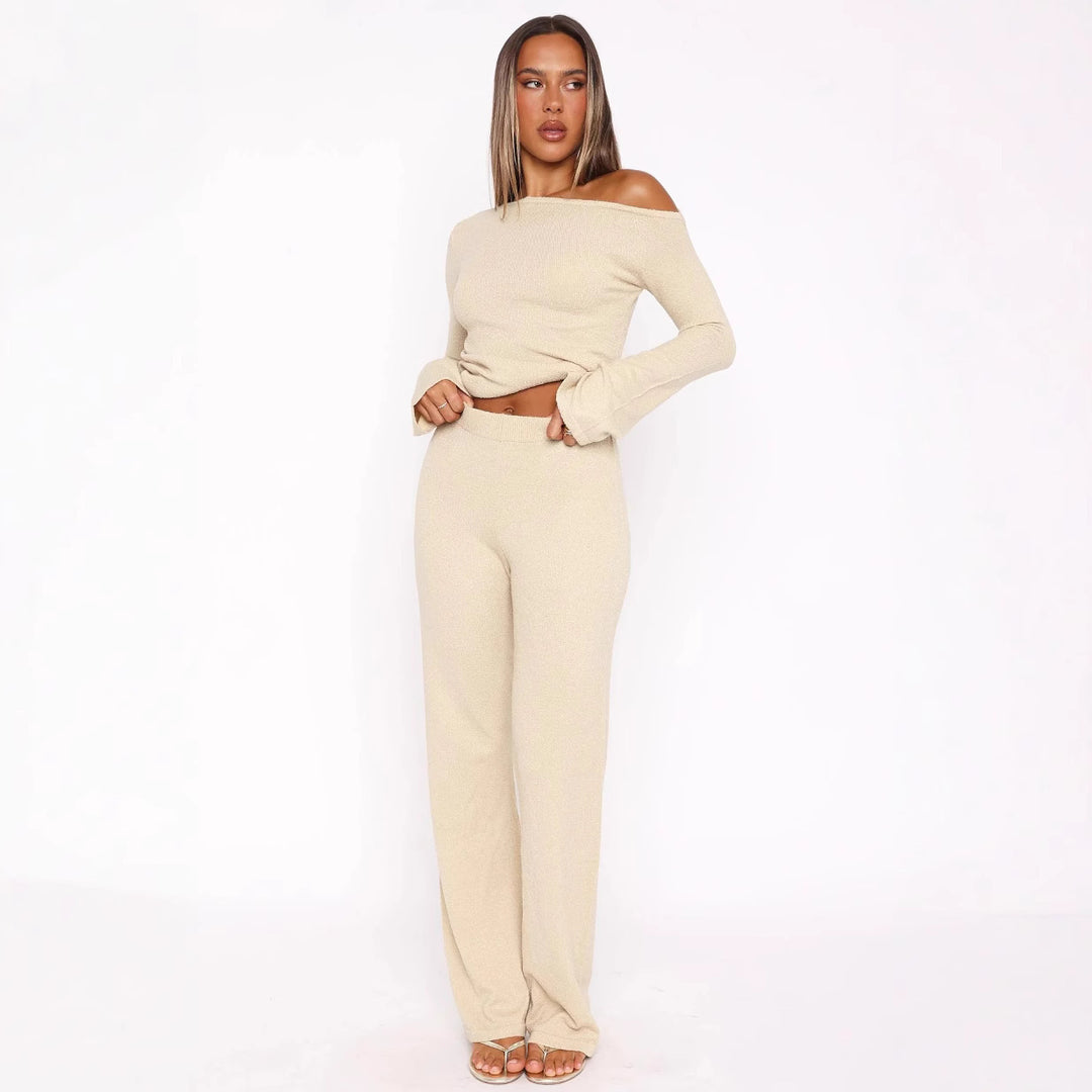 Dame stilfuld strik ensemble med asymmetrisk top og bred ben
