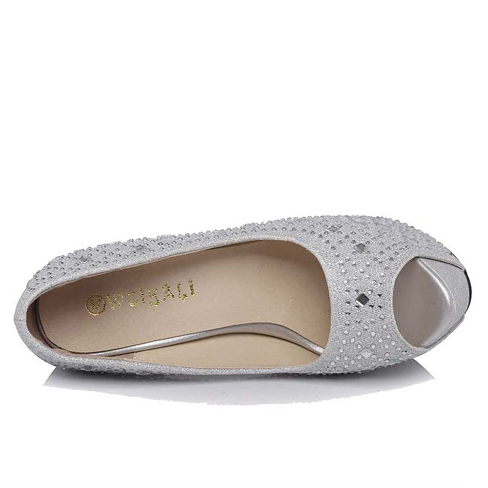 Dame Plateau-pumps med glitrende overflade og elegant åbning Stilla