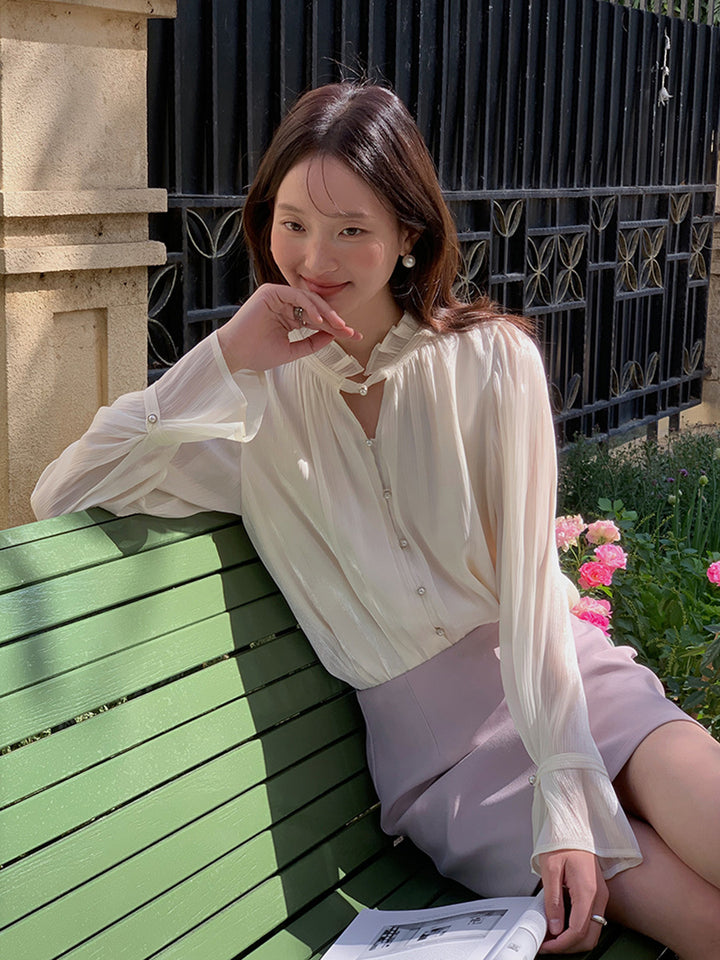 Dame chiffonbluse med elegante ruffles detaljer og knaplukning Stilla