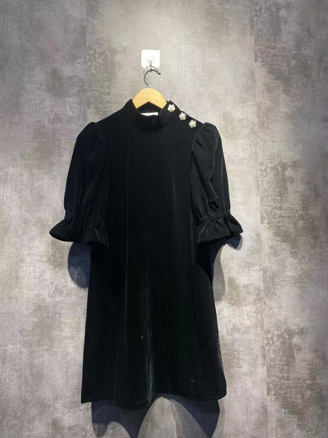 Dame fløjl bluse med elegante puffærmer og florale knapdetaljer Stilla