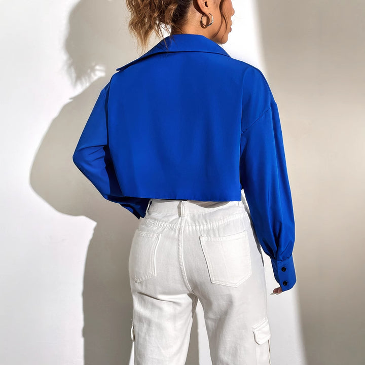 Kvindernes cropped skjortejakke med moderne knapdetaljer og elegante pufærmer Stilla
