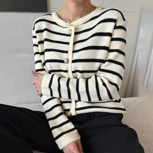 Femme Ge cropped stribet cardigan med knaplukning Stilla