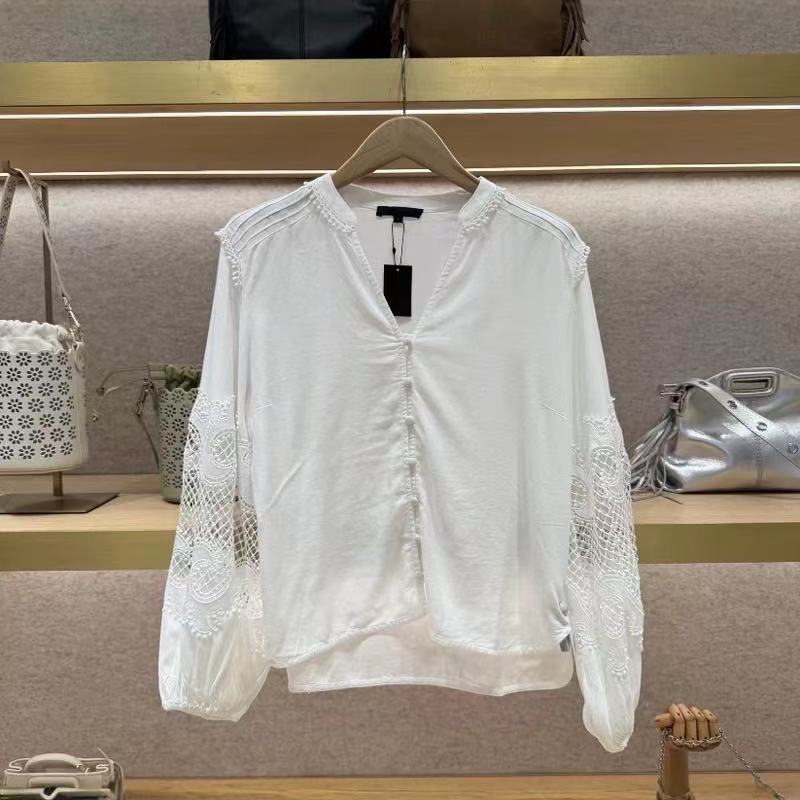 Damebluse med romantiske spidse ærmer og elegant knaplukning Stilla