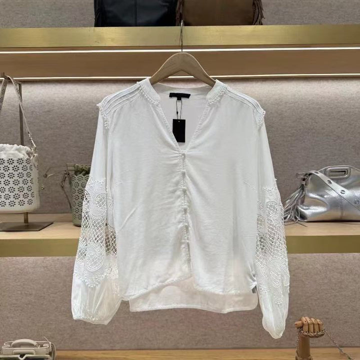 Damebluse med romantiske spidse ærmer og elegant knaplukning Stilla