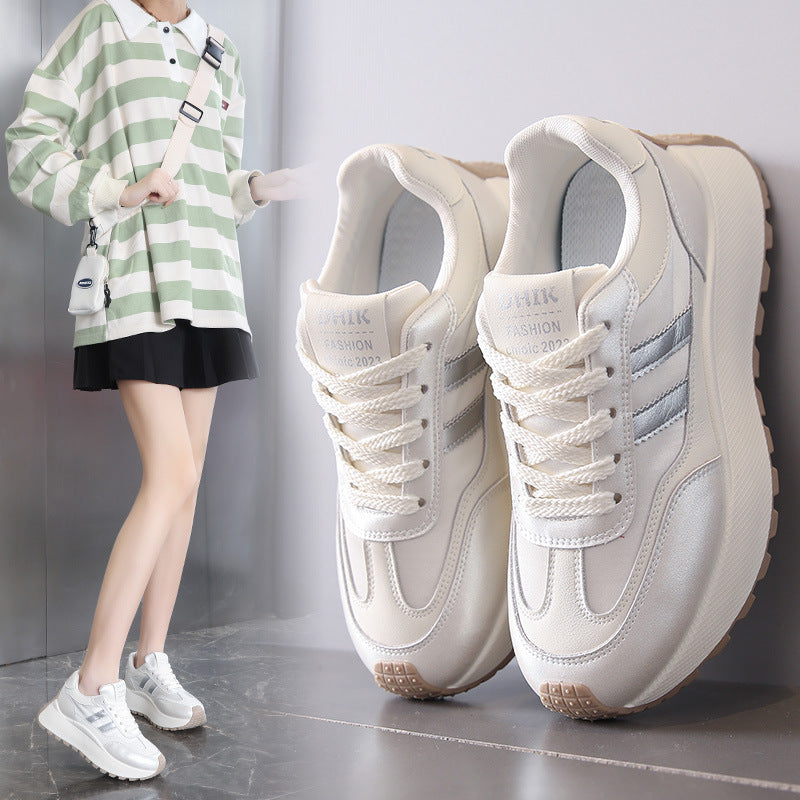 Dame sneakers med højmoderne platformsåler og skinnende overmateriale Stilla