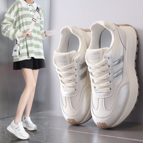 Dame sneakers med højmoderne platformsåler og skinnende overmateriale Stilla