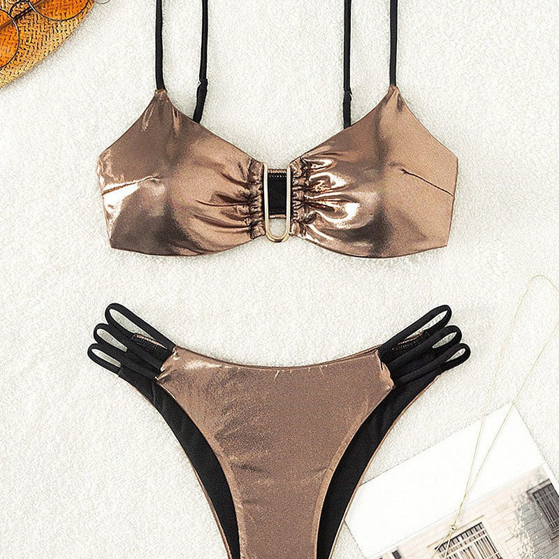 Damebikini med elegant snit og moderigtige stropdetaljer Skovae