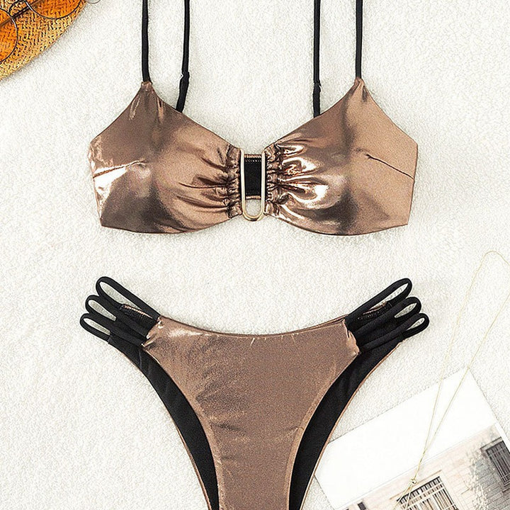 Damebikini med elegant snit og moderigtige stropdetaljer Skovae