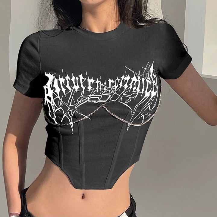 Kvinders cropped top med kunstnerisk print og tætsiddende pasform
