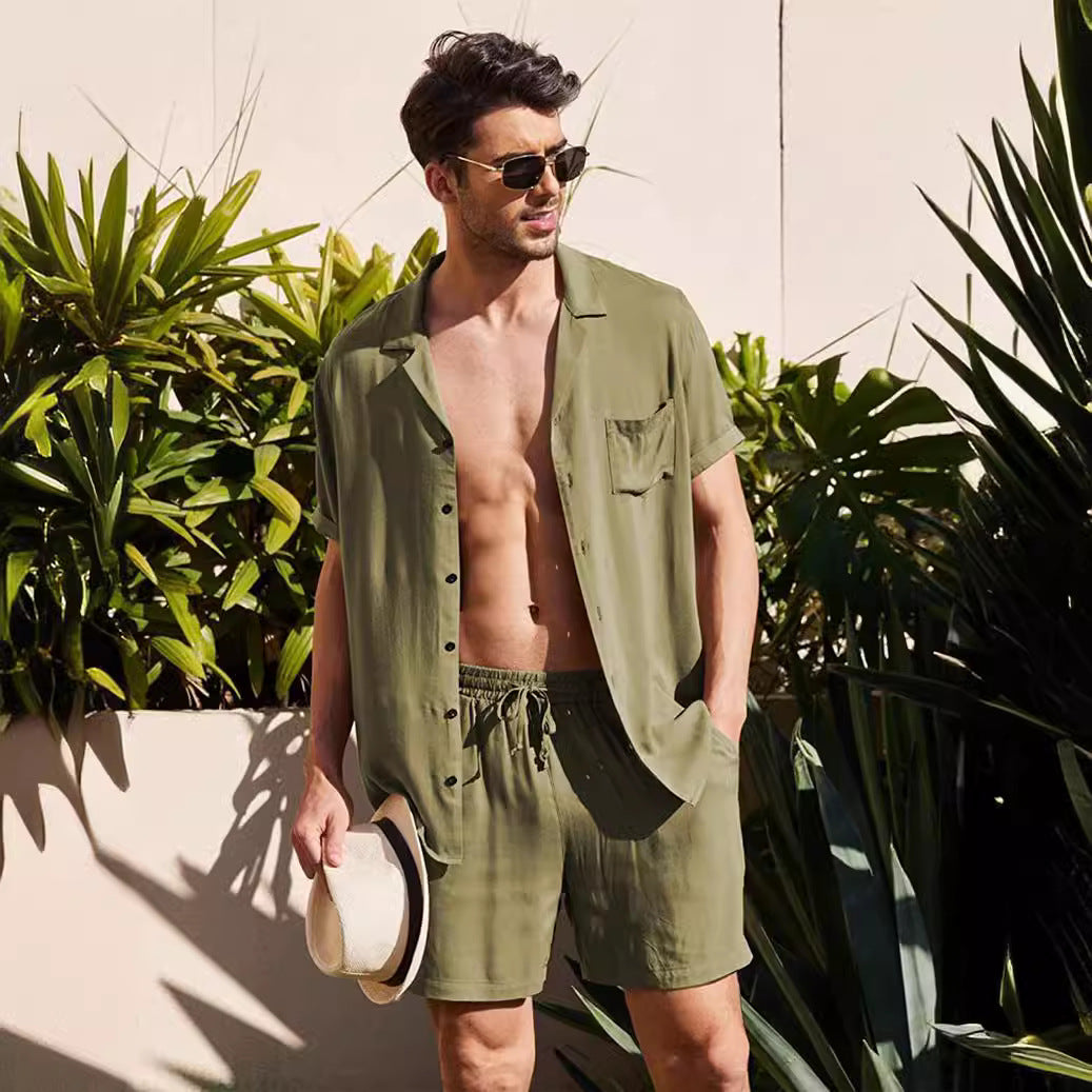 Herrer to-delt sommer-fritidsensemble med åbent reversskjorte og elastiske shorts Skovae