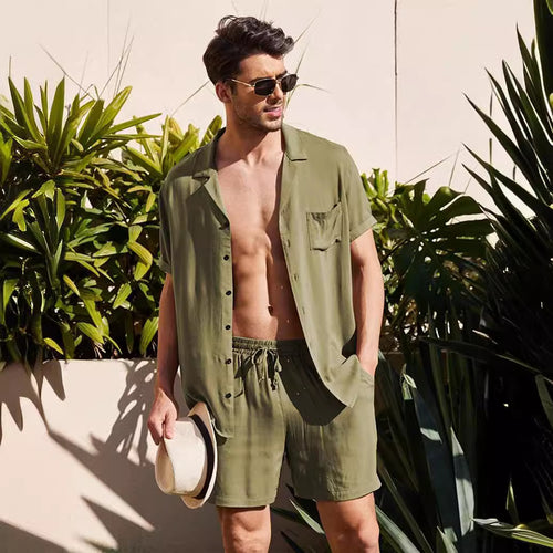 Herrer to-delt sommer-fritidsensemble med åbent reversskjorte og elastiske shorts Skovae