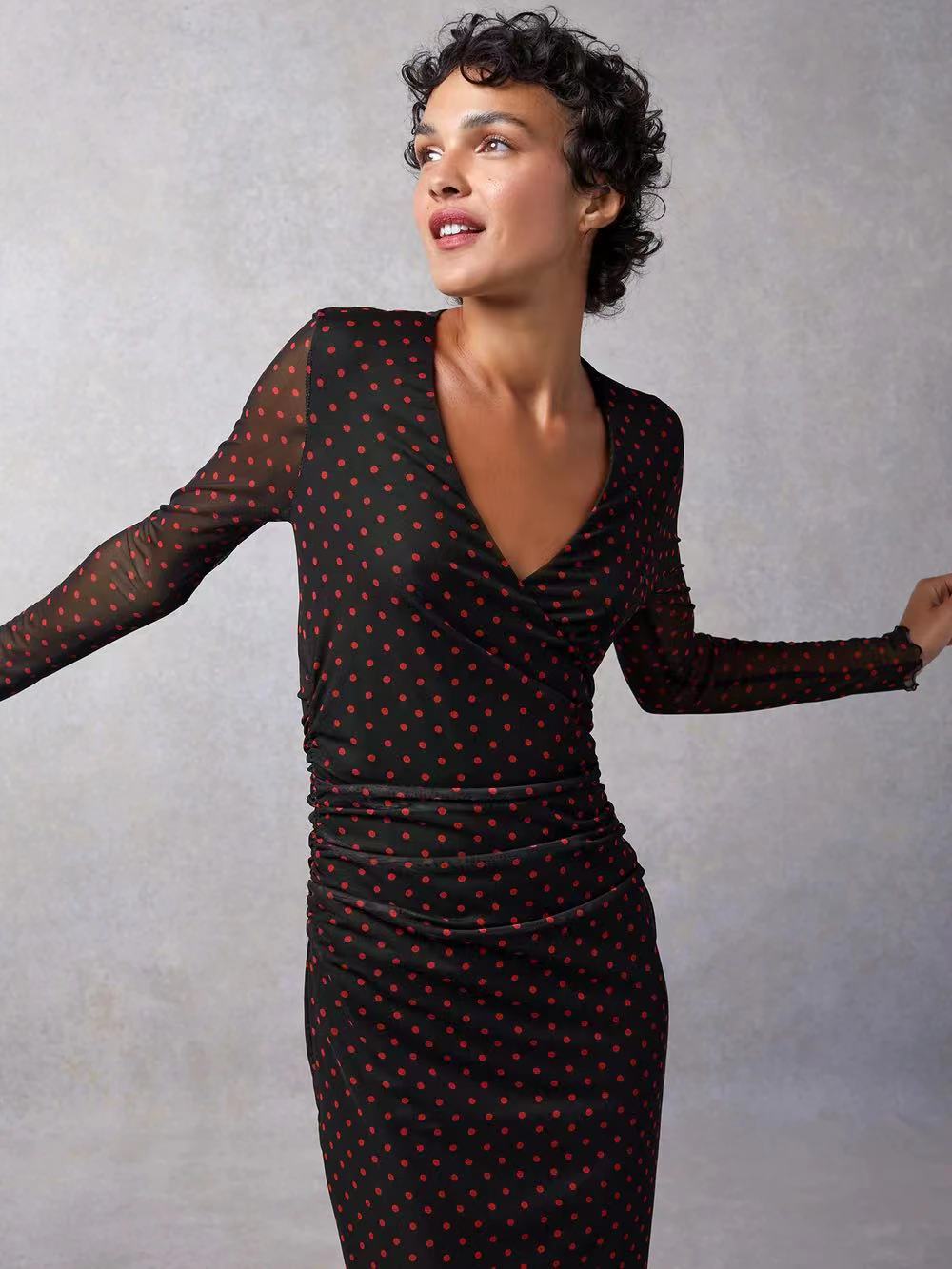 Dame wrap kjole med gennemsigtige ærmer og elegant drapering Stilla