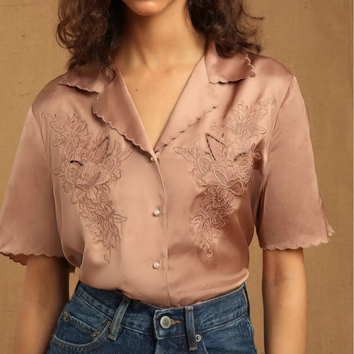 Dame satinbluse med floral broderidesign og elegante perleknapper Stilla