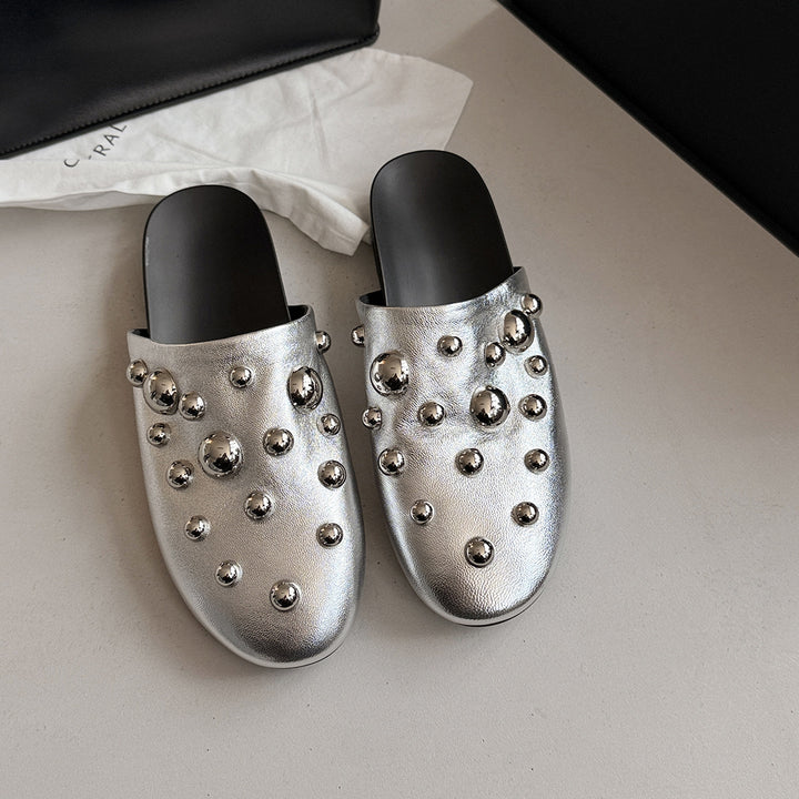 Femme Fashion-Forward Slip-On Mules med dekorative metalliske accenter Stilla