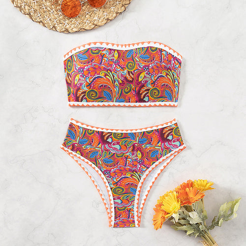 Dame Bandeau-bikini med farverigt psykedelisk design og elegante flæser Skovae