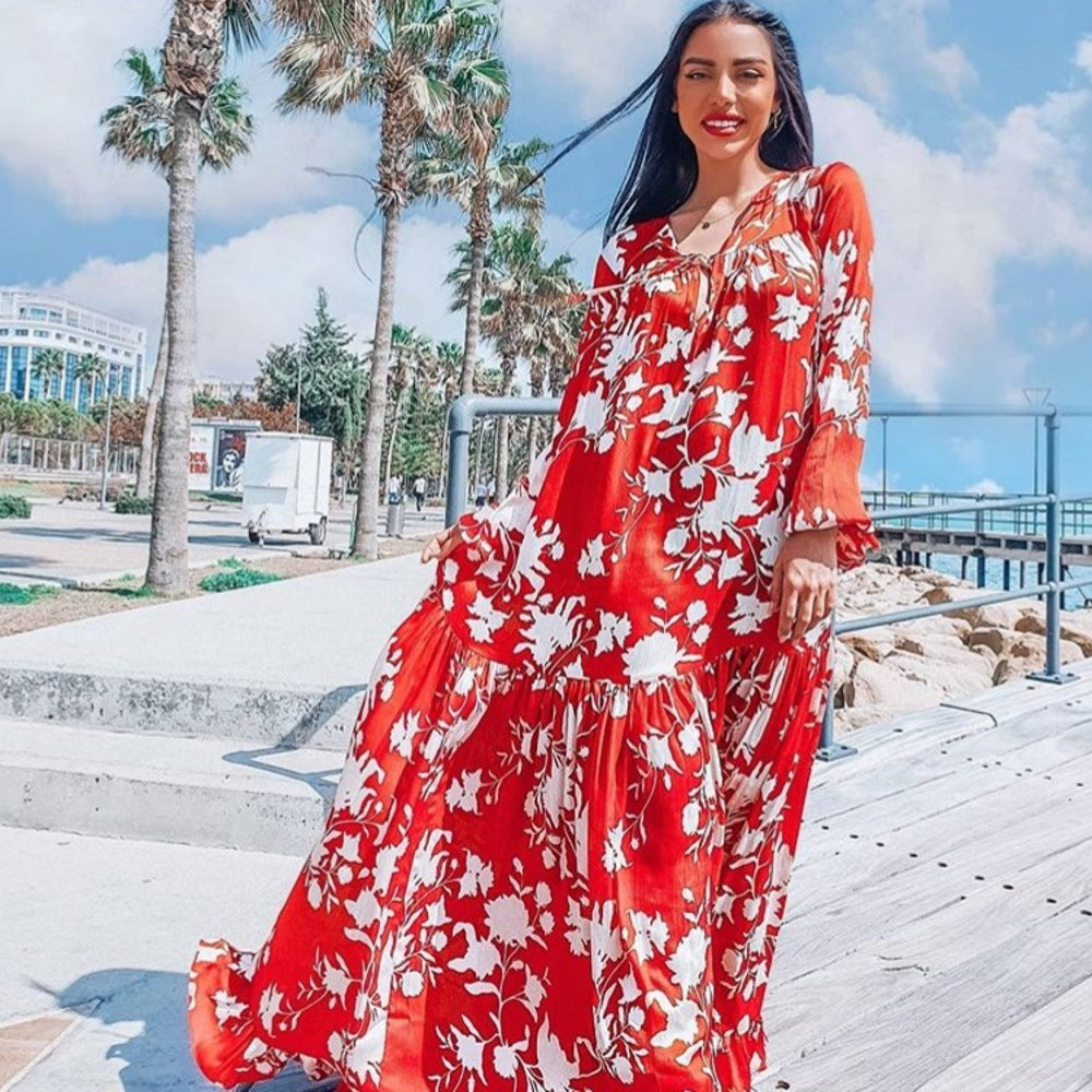 Dame maxikjole med blomstret design og dyb V-udskæring Stilla