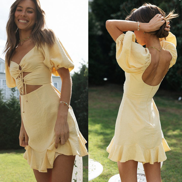 Dame Cut-Out Mini Kjole med Ruffle Kant og Snøredetalje Stilla
