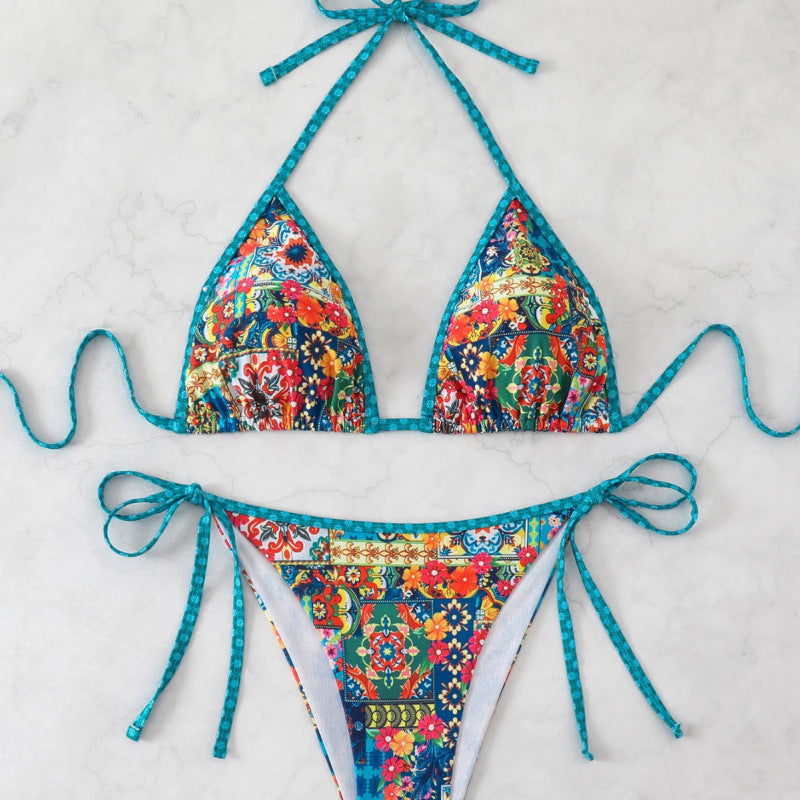 Dame triangel-bikini med farverige pyntesømme og justerbare bindebånd Skovae